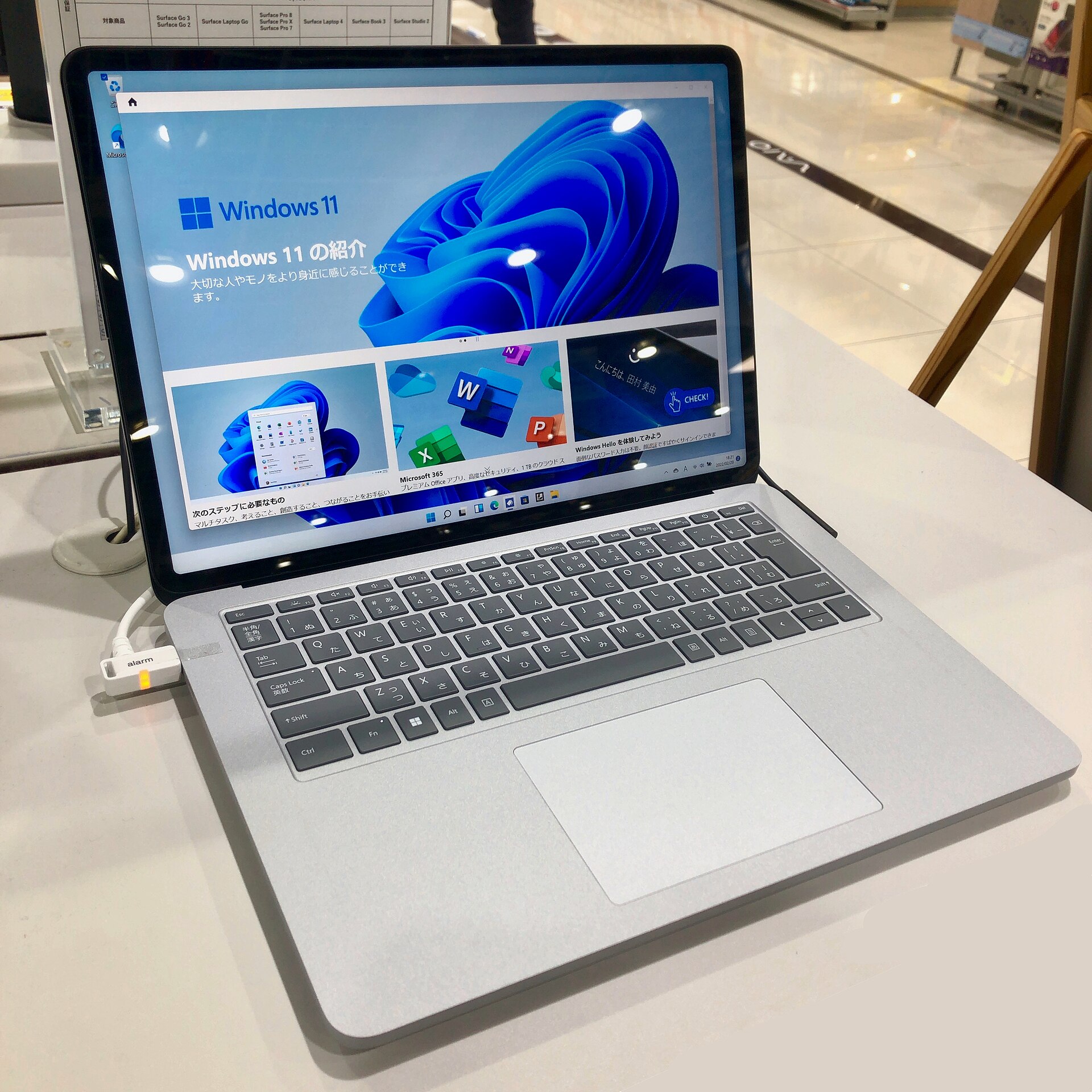 Bærbar PC med Windows på et skrivebord