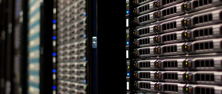 Serverrack med blinkende lys i et datasenter
