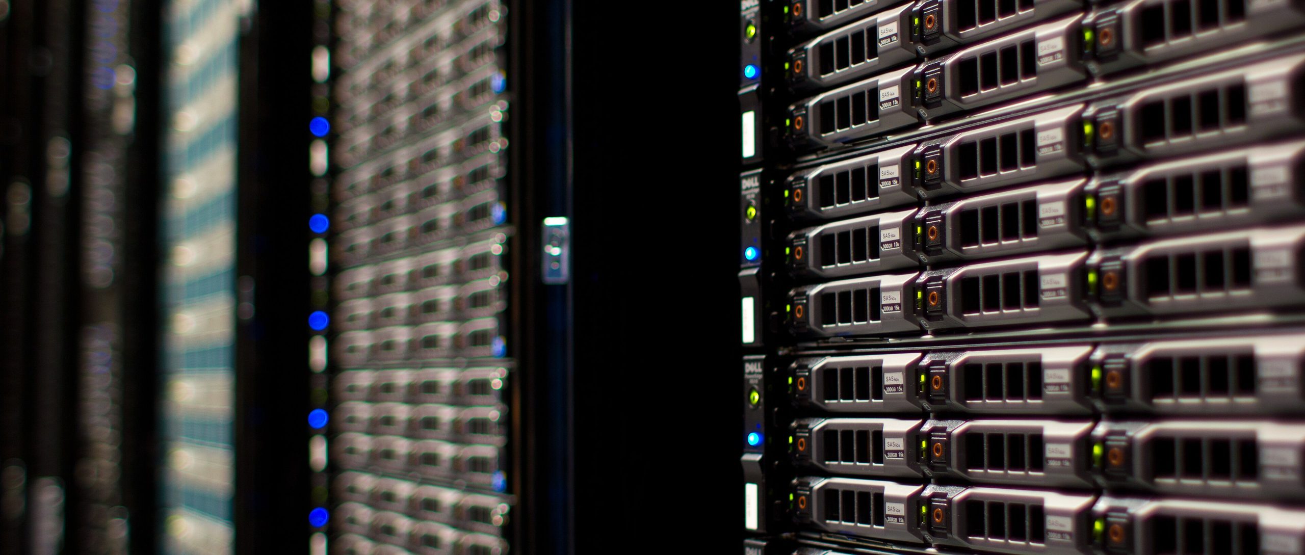 Serverrack med blinkende lys i et datasenter