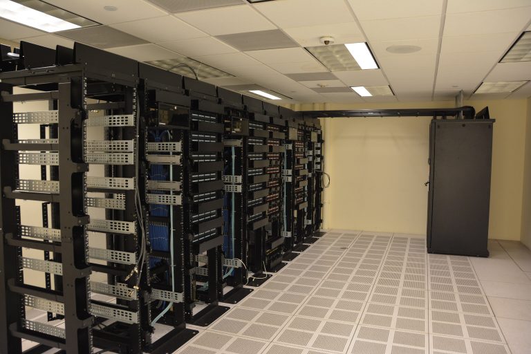 Rader med serverrack i et datasenter