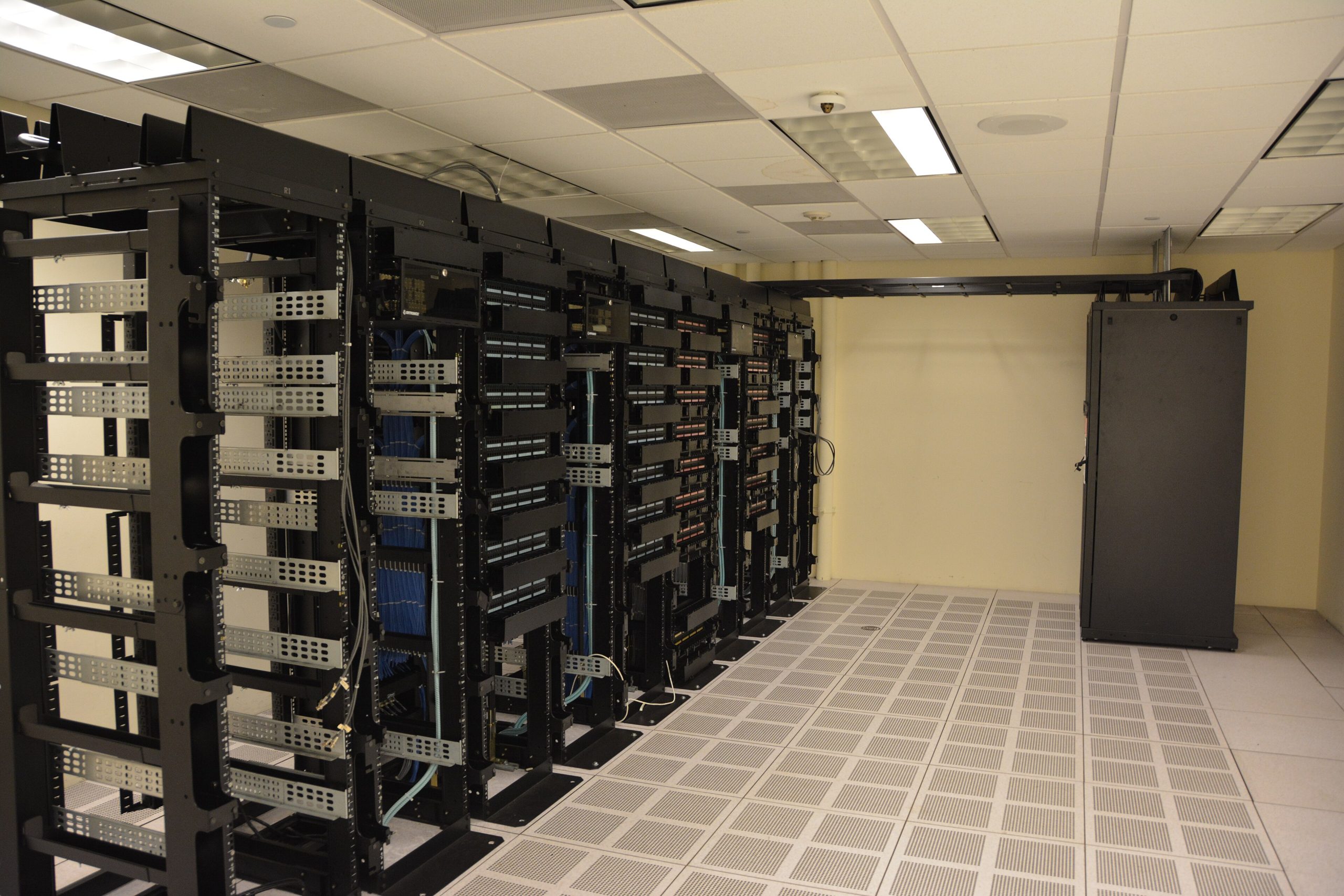 Rader med serverrack i et datasenter
